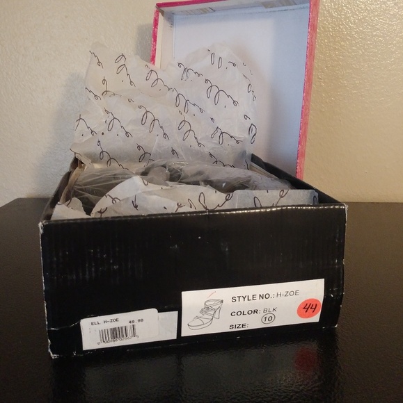 💜🖤ELLE Cute BLK Strappy-Chunk Heels💜🖤 - Picture 6 of 7